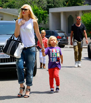 Гвен Стэфани в джинсах оверсайз гуляет с ребенком